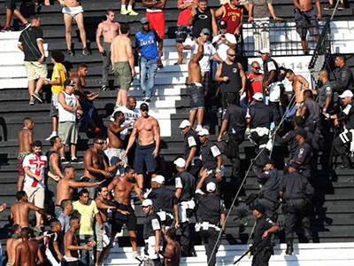 リオのクラシコで観客が暴徒化　軍警察が催涙スプレーを噴射して沈静化させる事態に